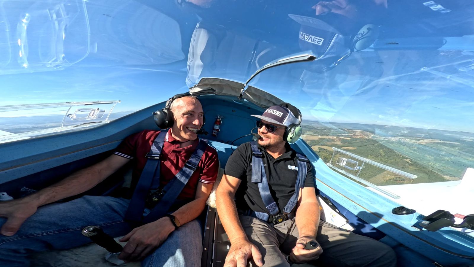 Inštruktor s pilotom pri lietadle