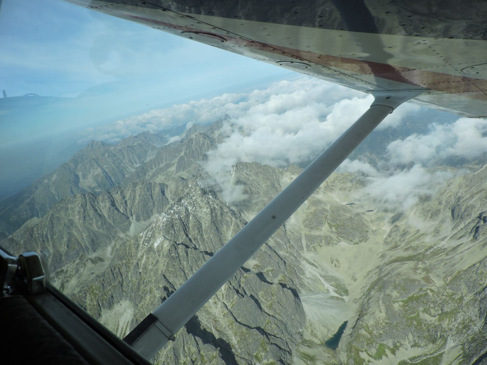 Tatry nad oblakmi spod krídla